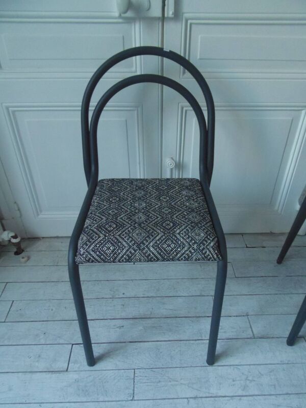 Chaise indus à la structure tubulaire en métal gris ardoise .