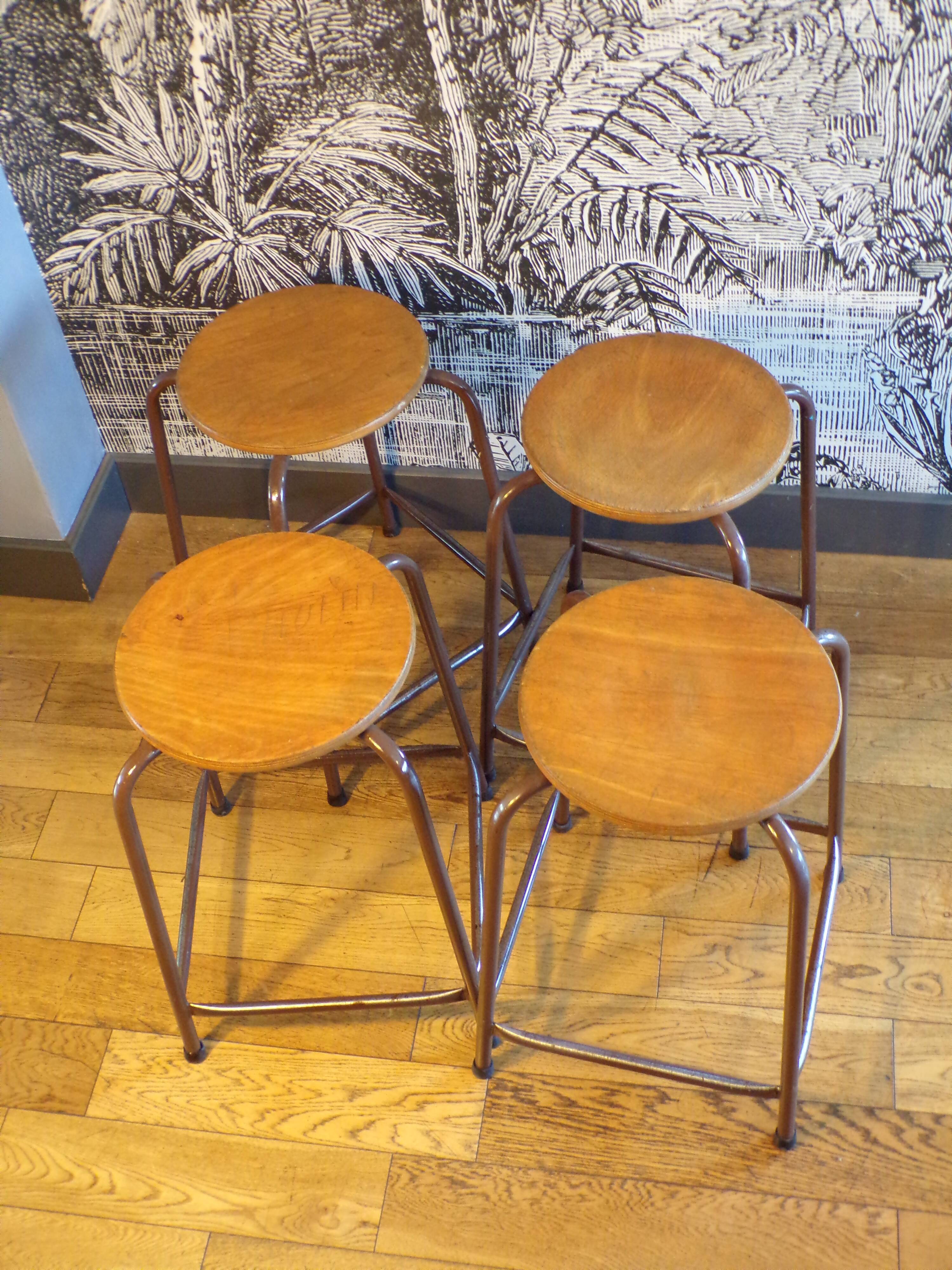 Set of 4 high workshop stools