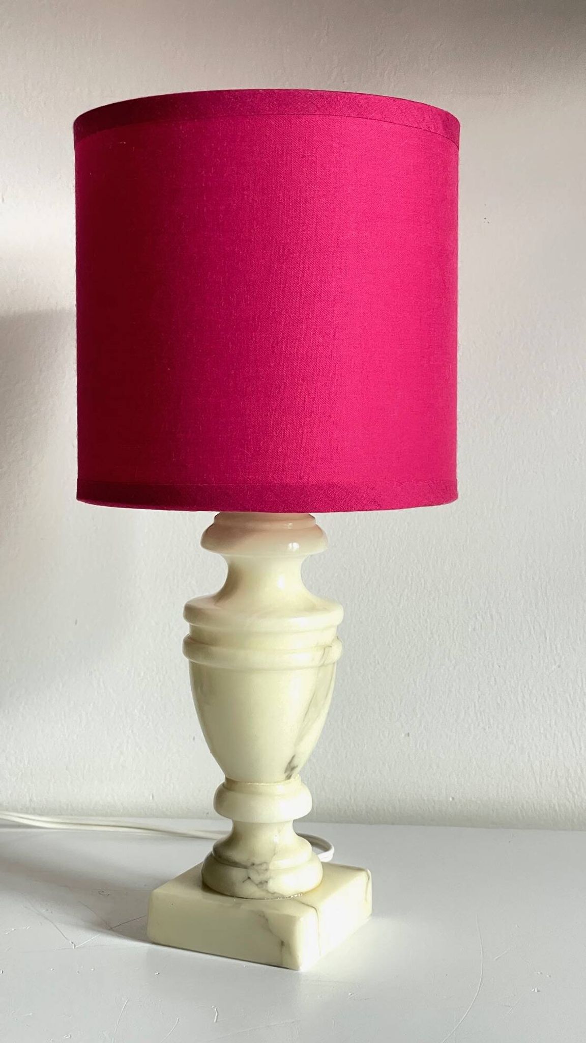 Lampe marbre et tissu fuchsia vintage
