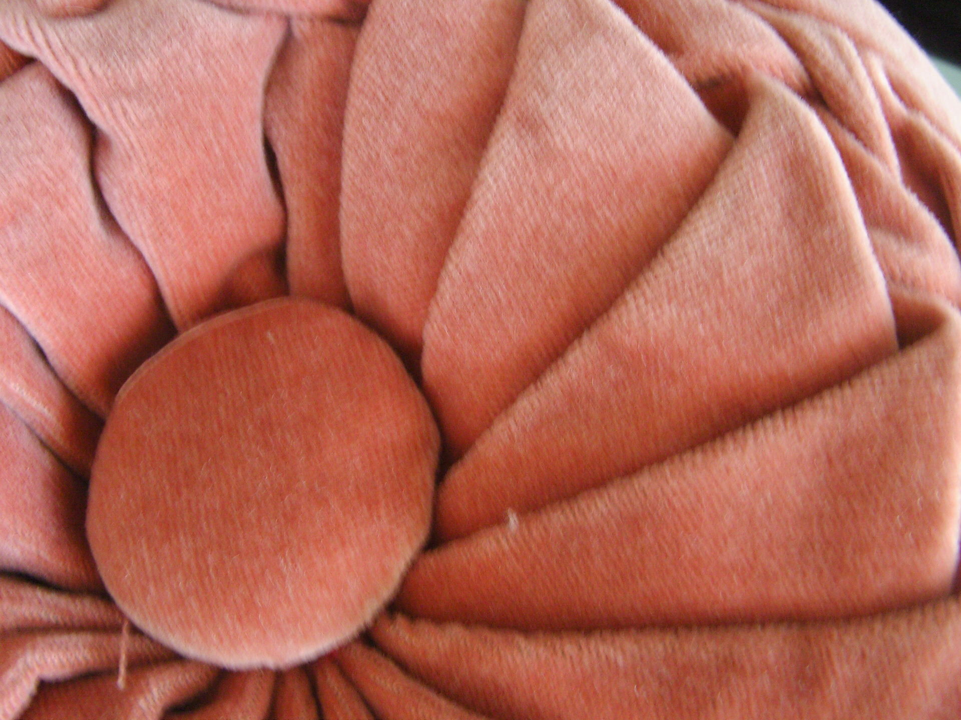 Round cushion in pink pleated velvet diameter 33 cm vintage