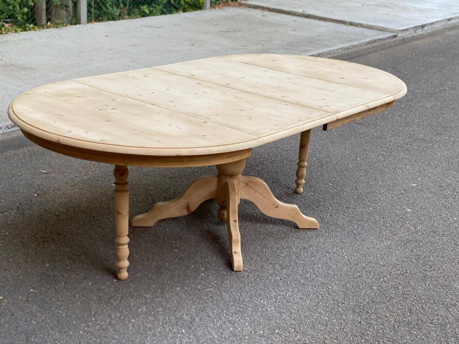 Large round extendable dining table renovated in raw pine with 2 extensions, 1980.
