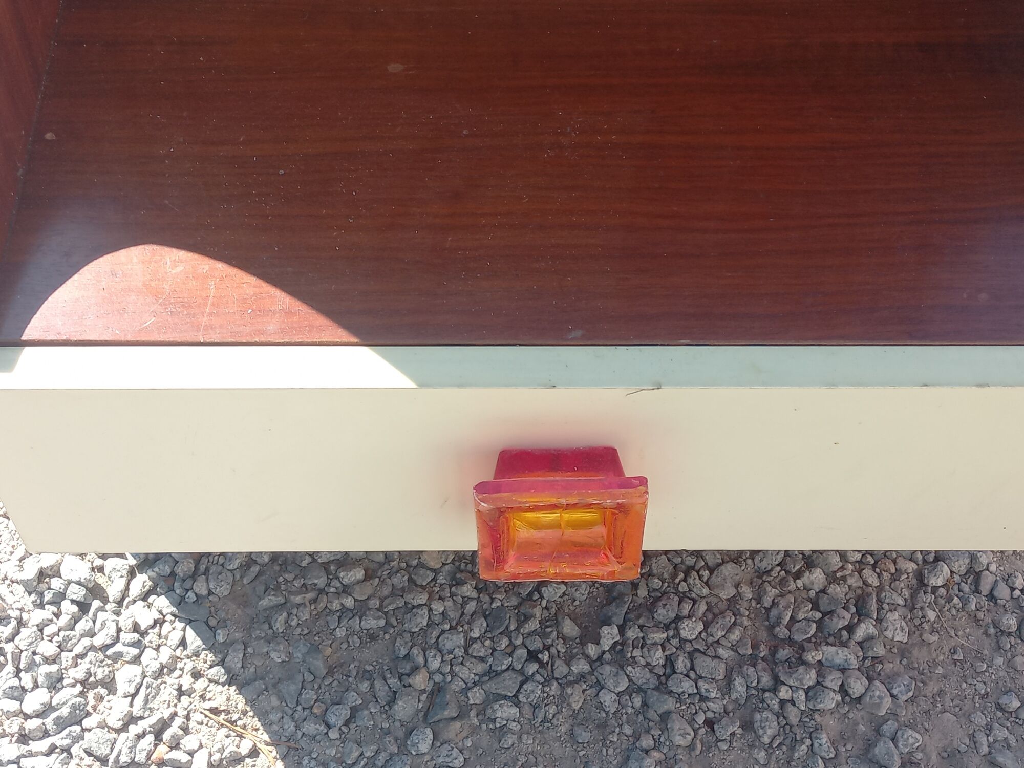 Pair of design bedside tables in orange resin rosewood with white melamine from the 70s