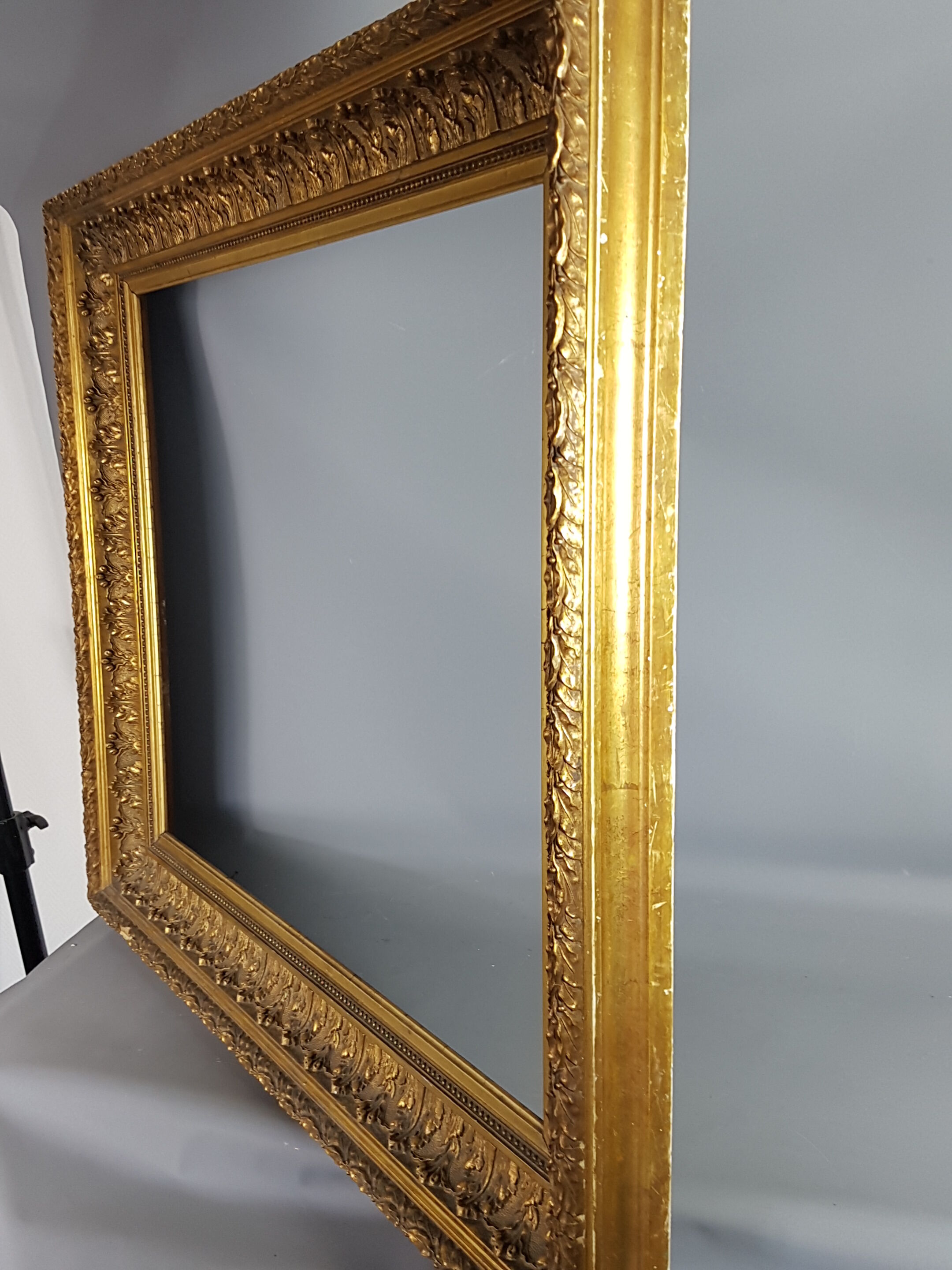 Imposing nineteenth century frame wood and gilded stucco 103x87 foliage 82.7x66.7 cm SB