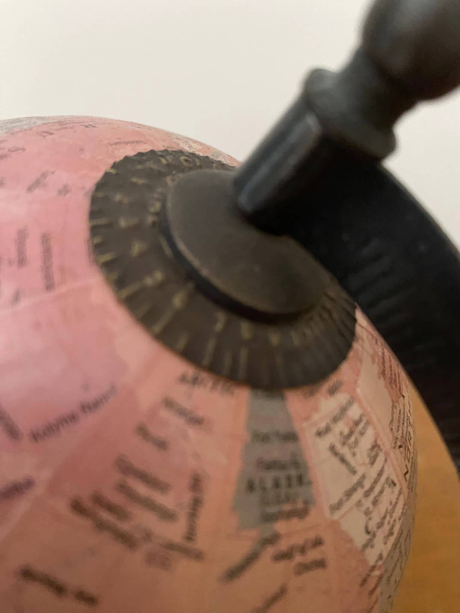 Petit globe terrestre sur pied en bois