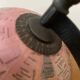 Petit globe terrestre sur pied en bois