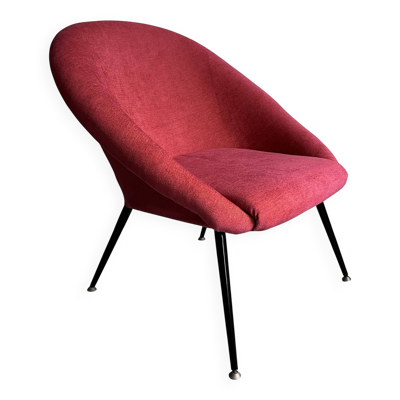 Chaise post-moderne rose vif avec pieds en métal, fauteuil vintage de l'ère spatiale.