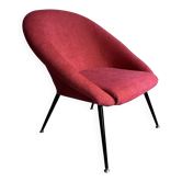 Chaise post-moderne rose vif avec pieds en métal, fauteuil vintage de l'ère spatiale.