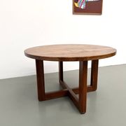 Table ronde moderniste en orme massif, piètement croisé