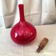 Bouteille ou soliflore rouge oignon avec bouchon en bois vintage murano