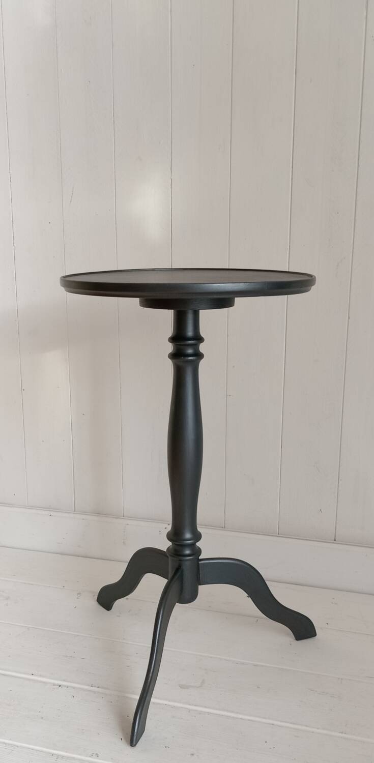 Tripod pedestal table