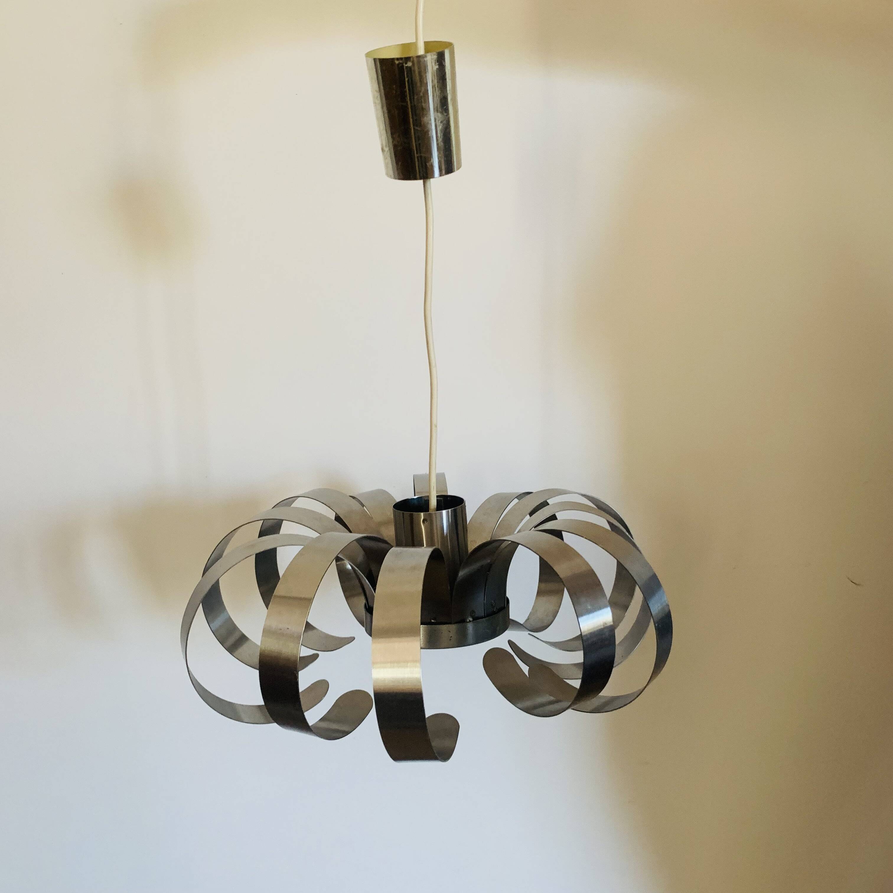 Suspension vintage fleur en rubans d’inox – Space Age années 1970
