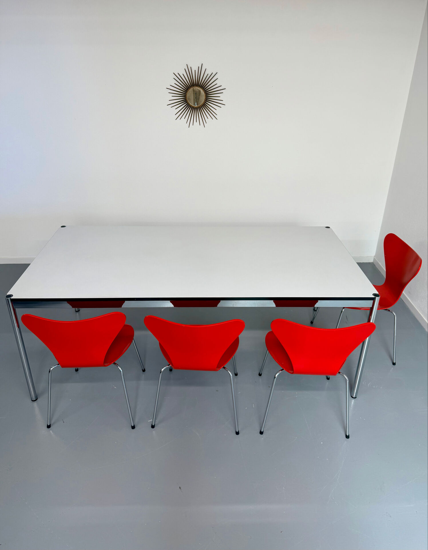 Large table design USM Haller with a white top and chrome structure.