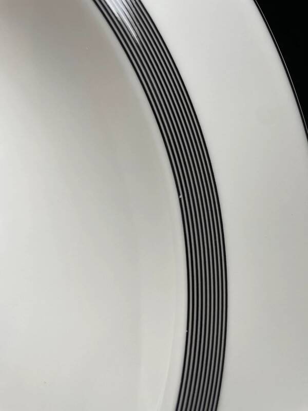 1 Porcelain dish 28 cm Wedgwood x Vera Wang “Cosmos” collection