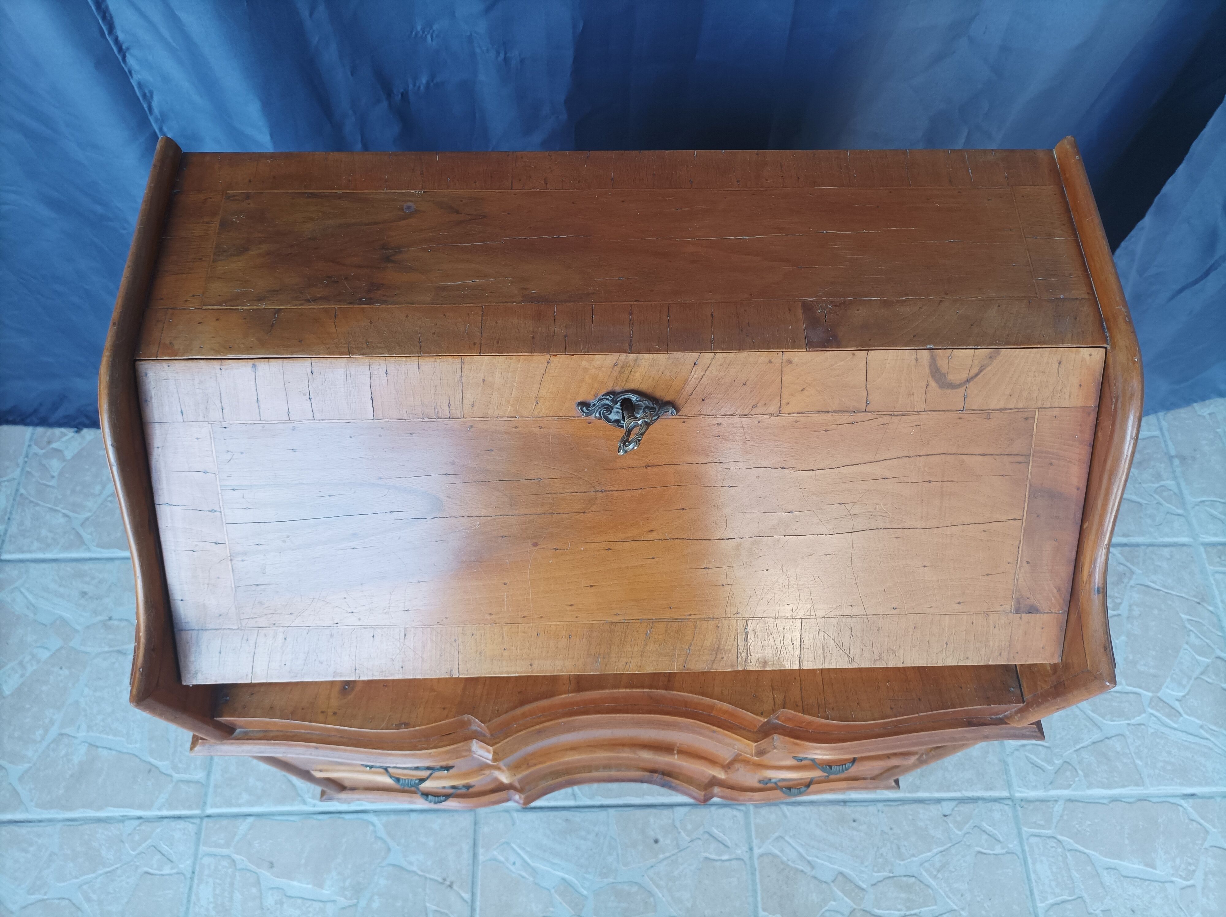 Walnut bramble secretary