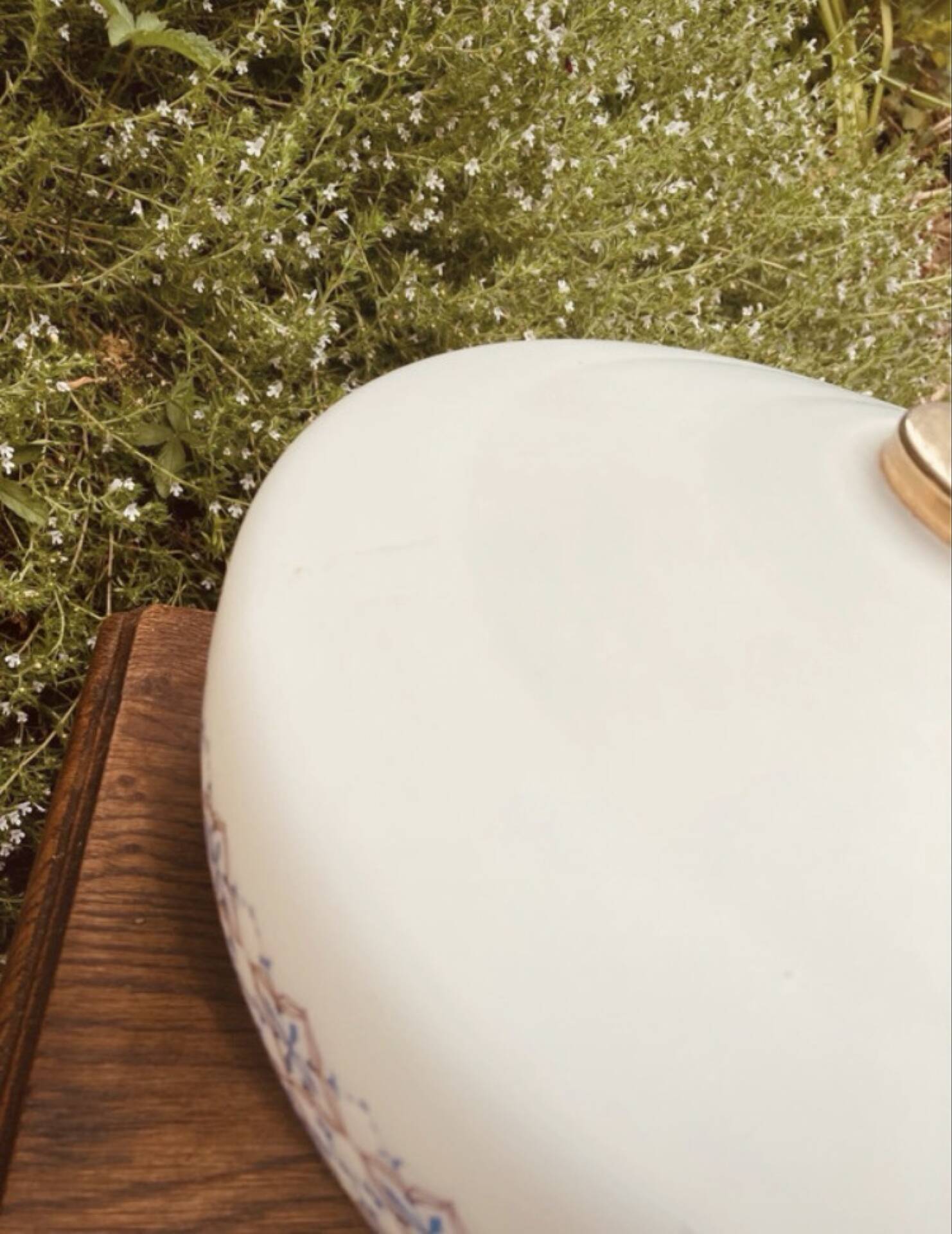 Suspension in opaline milk glass