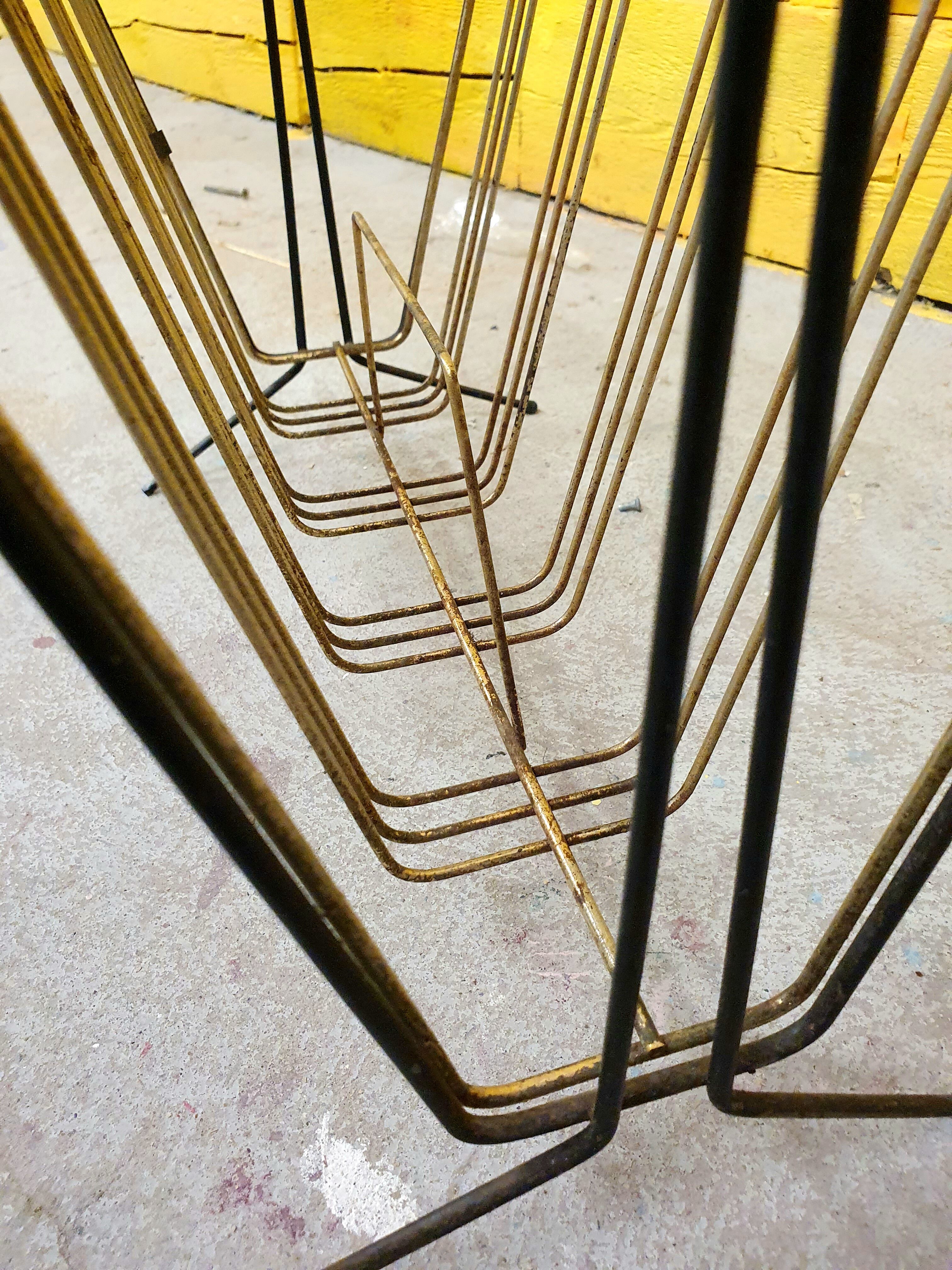 Scoubidou magazines rack