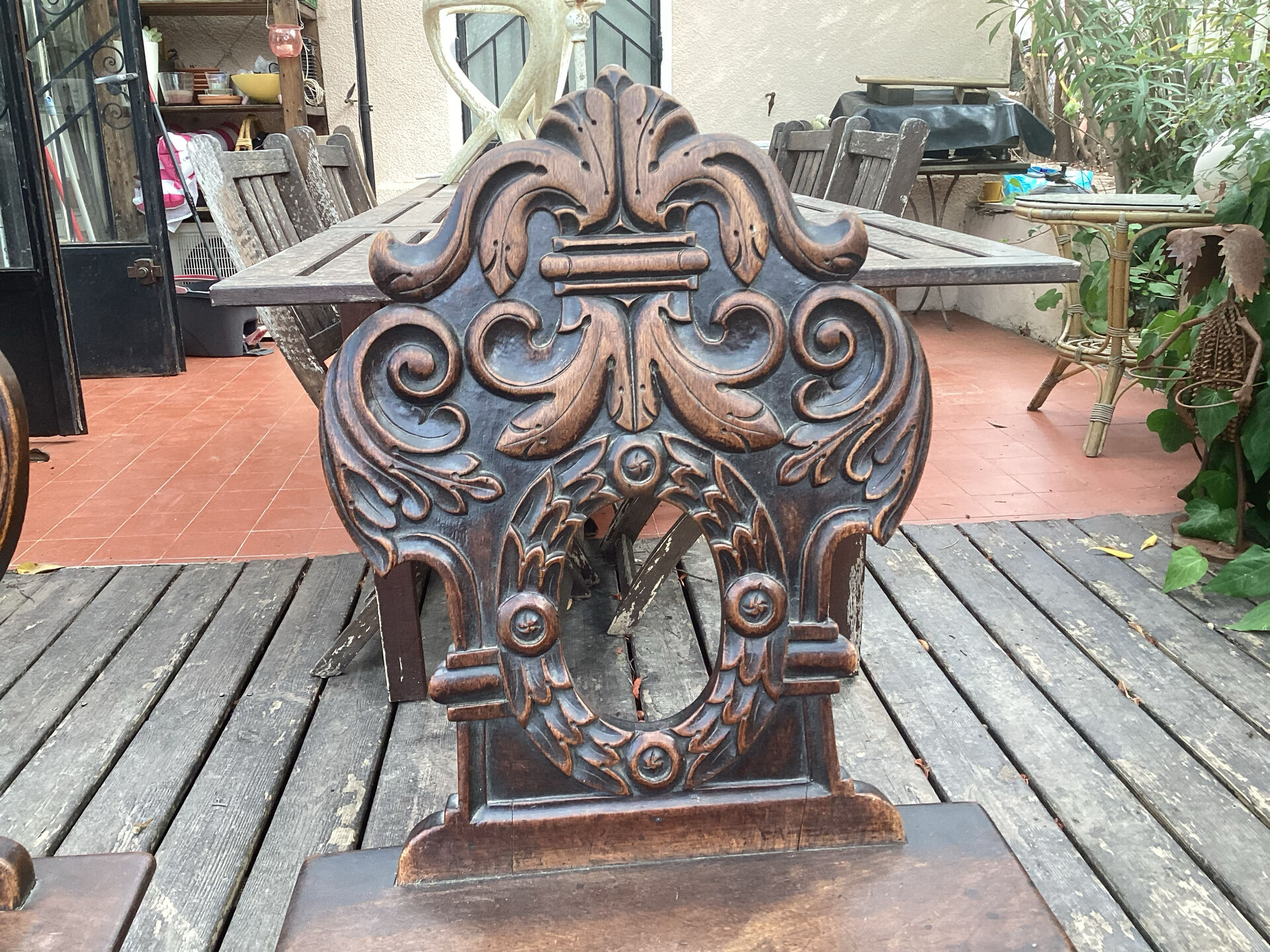 Pair of Alsatian chairs from the late 18th century with carved backs.
