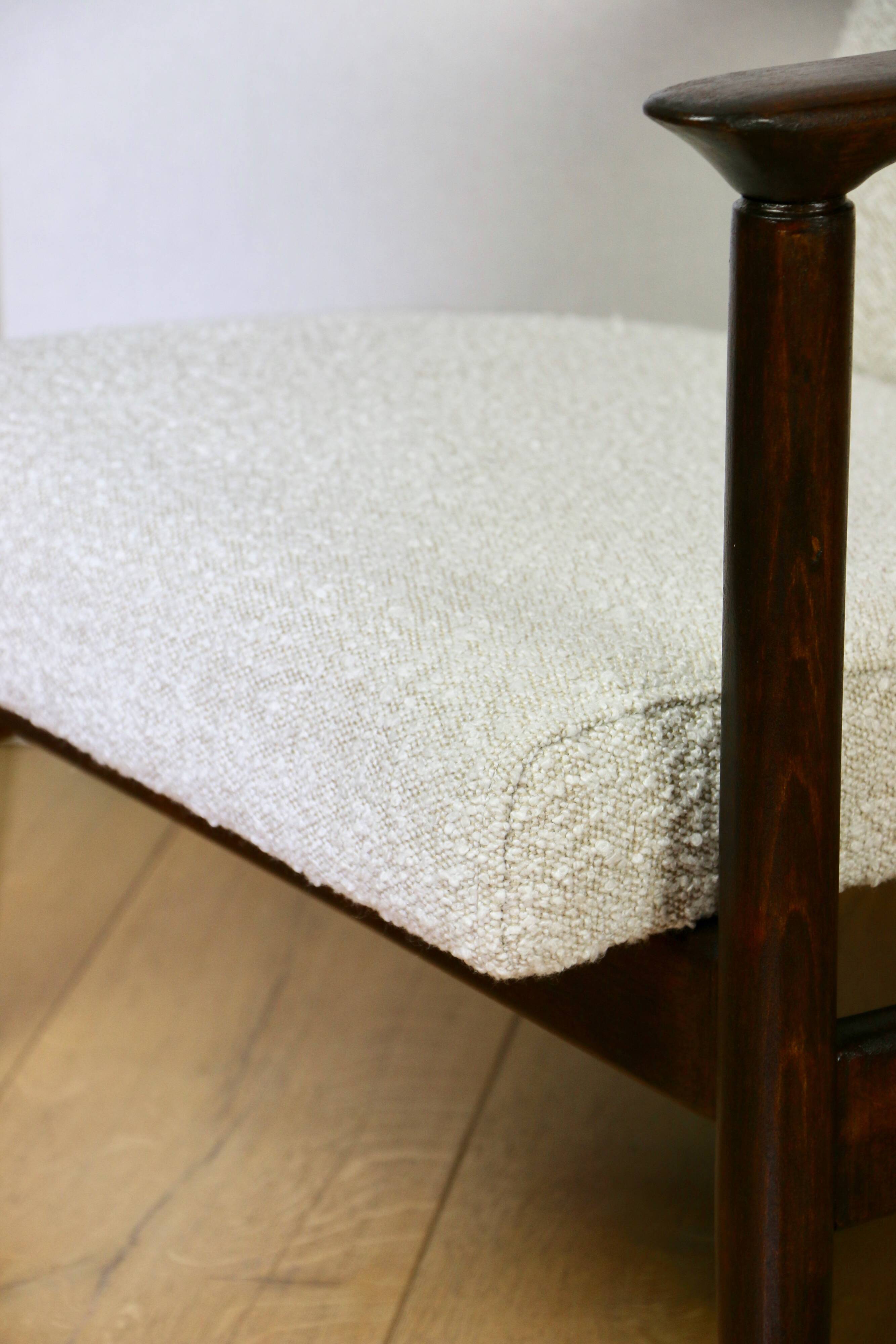 Fauteuil GFM-142, design Edmund Homa des années 70, boucle blanc ivoire - 2 pièces disponibles - bois foncé