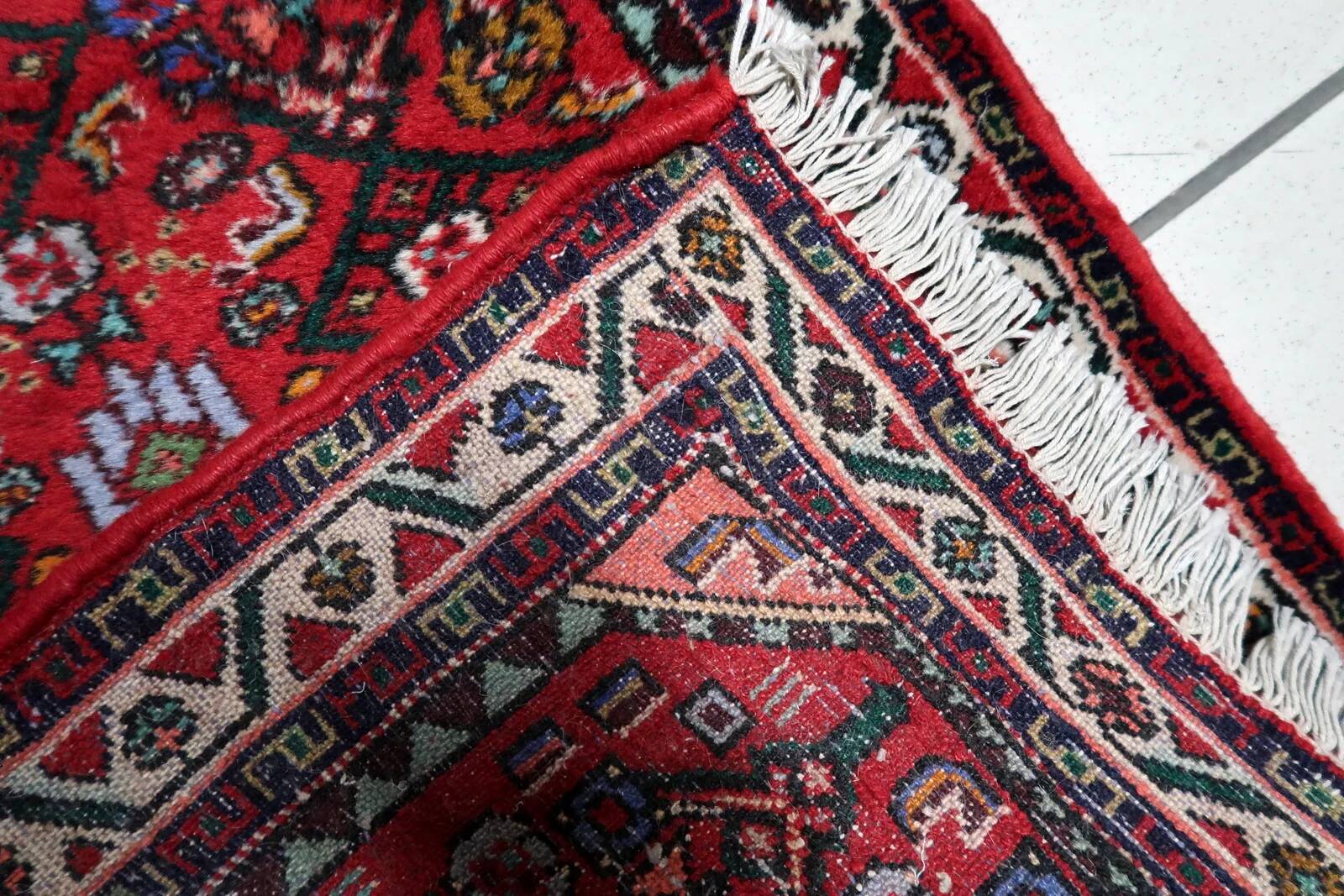 1960s Handmade Wool Rug with Red Medallion, 63 × 91 cm - 1C1289