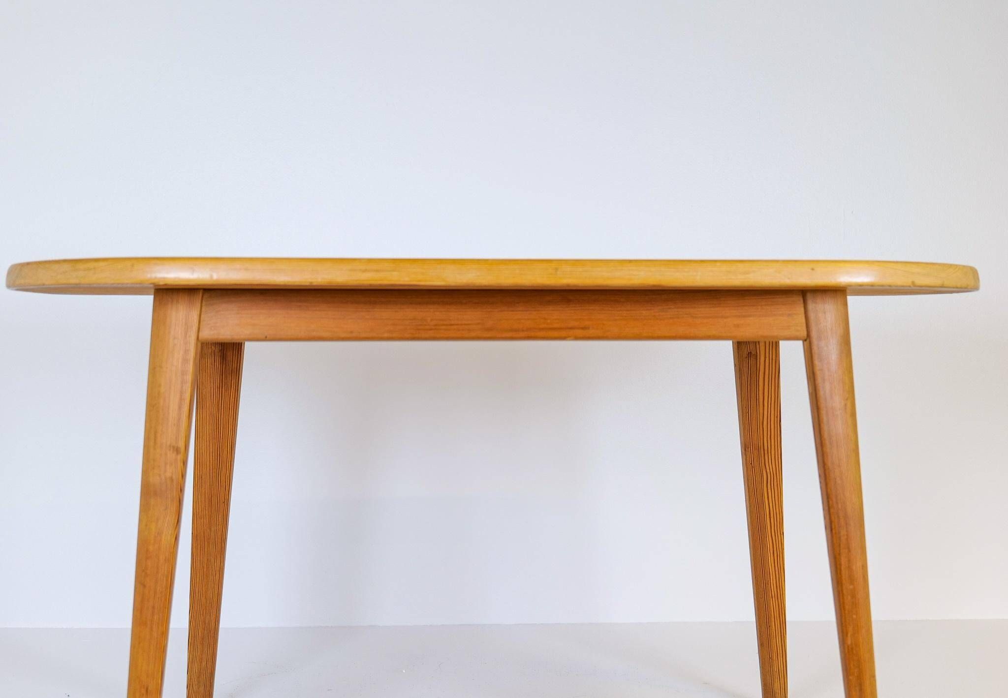Table basse en pin du milieu du siècle par Carl Malmsten, Suède, années 1940