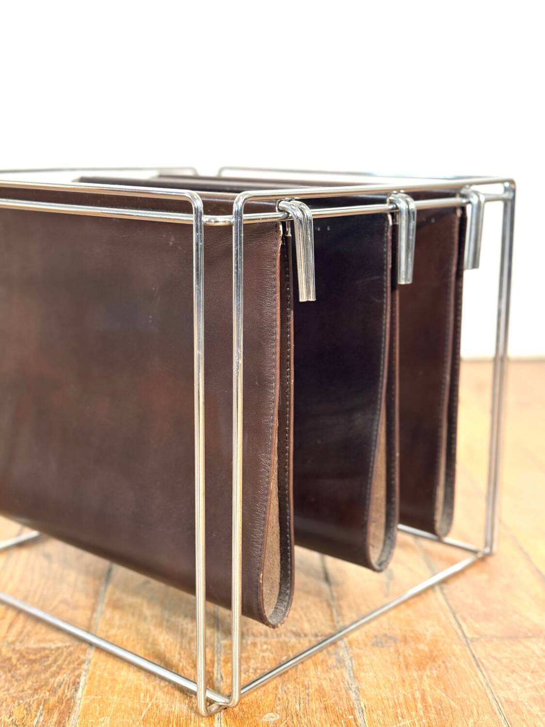 Gérard Rignault Group SA magazine rack