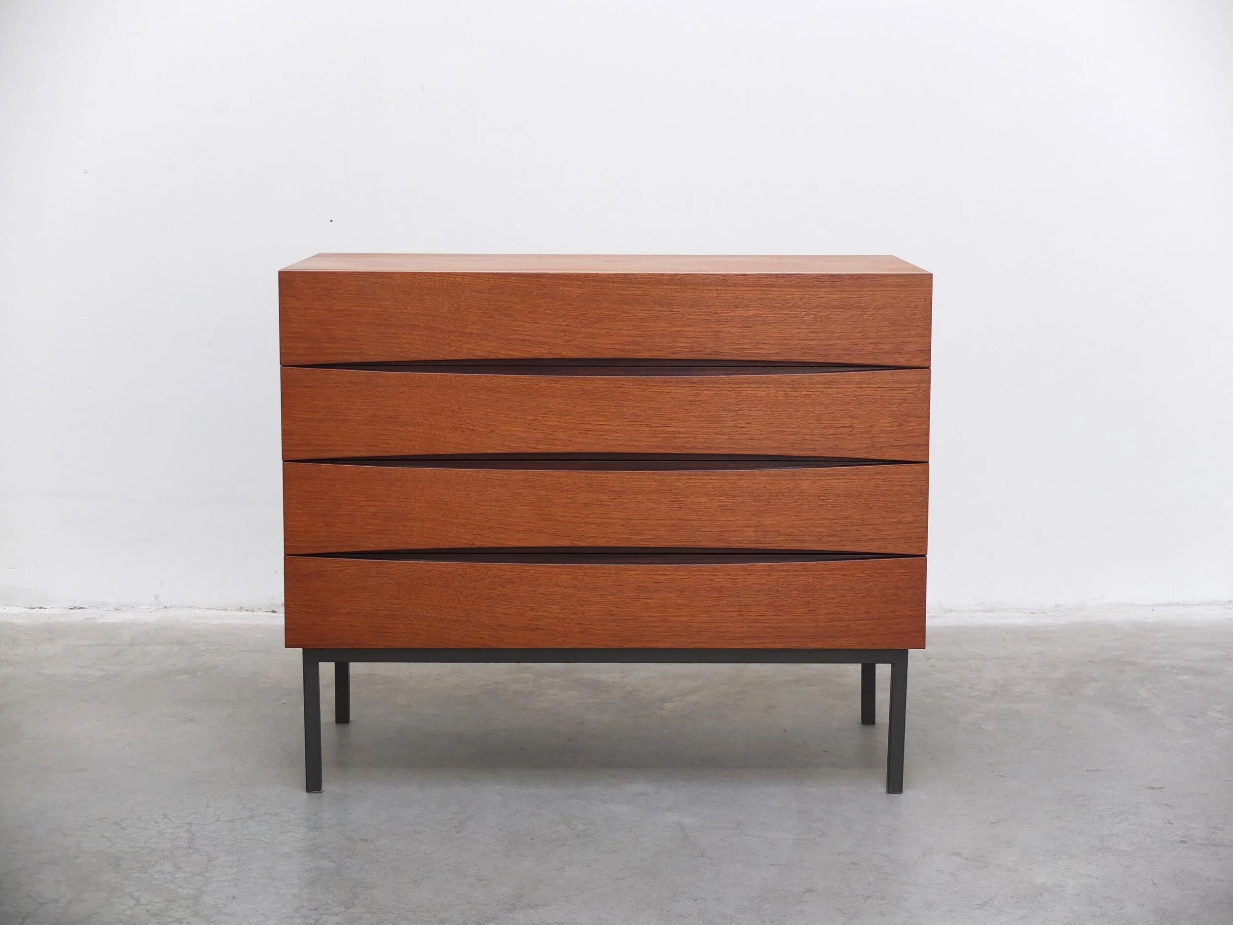 Commode unique dans le style d'Arne Vodder, années 1960.