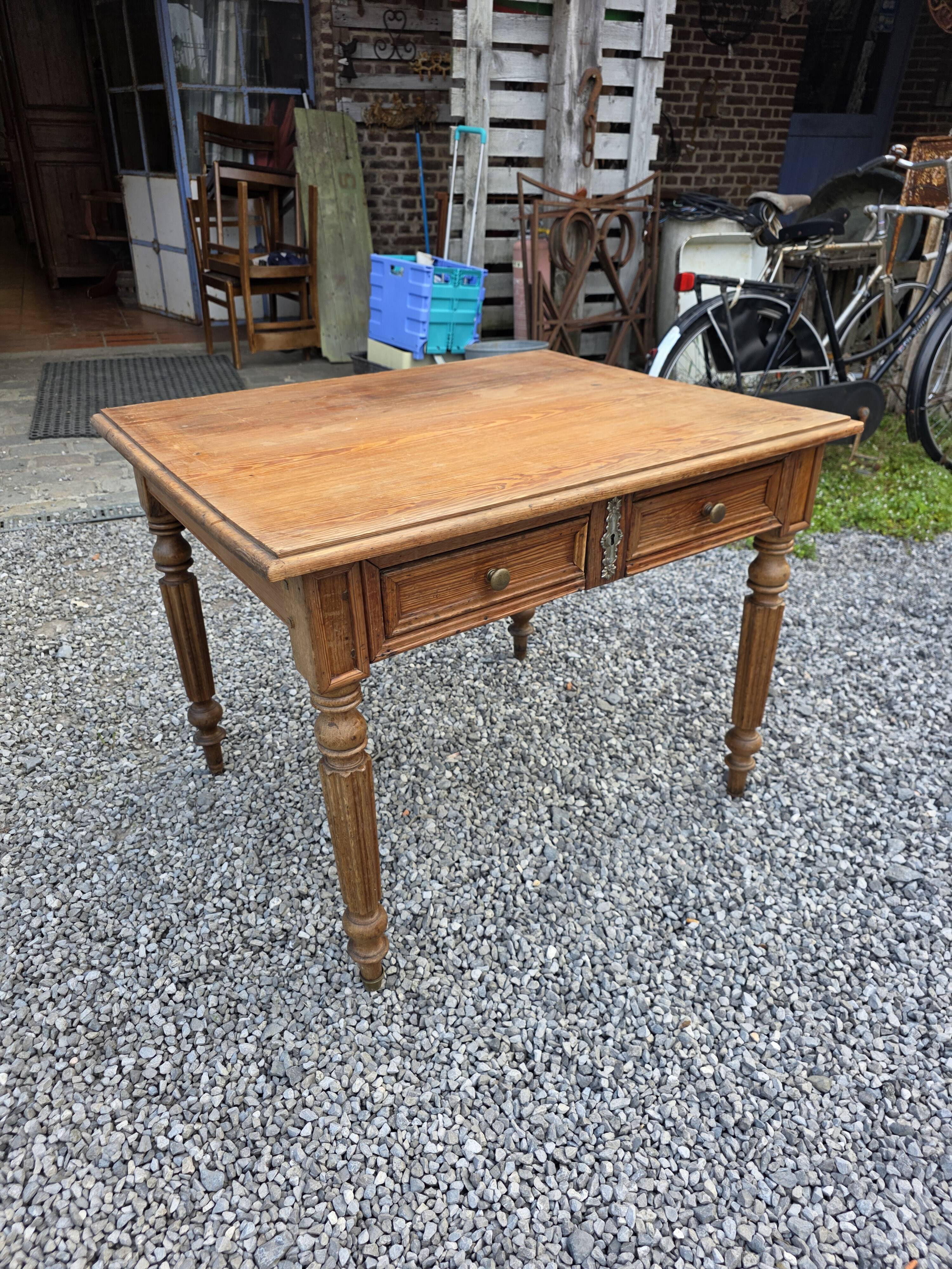Bureau ancien en pitchpin