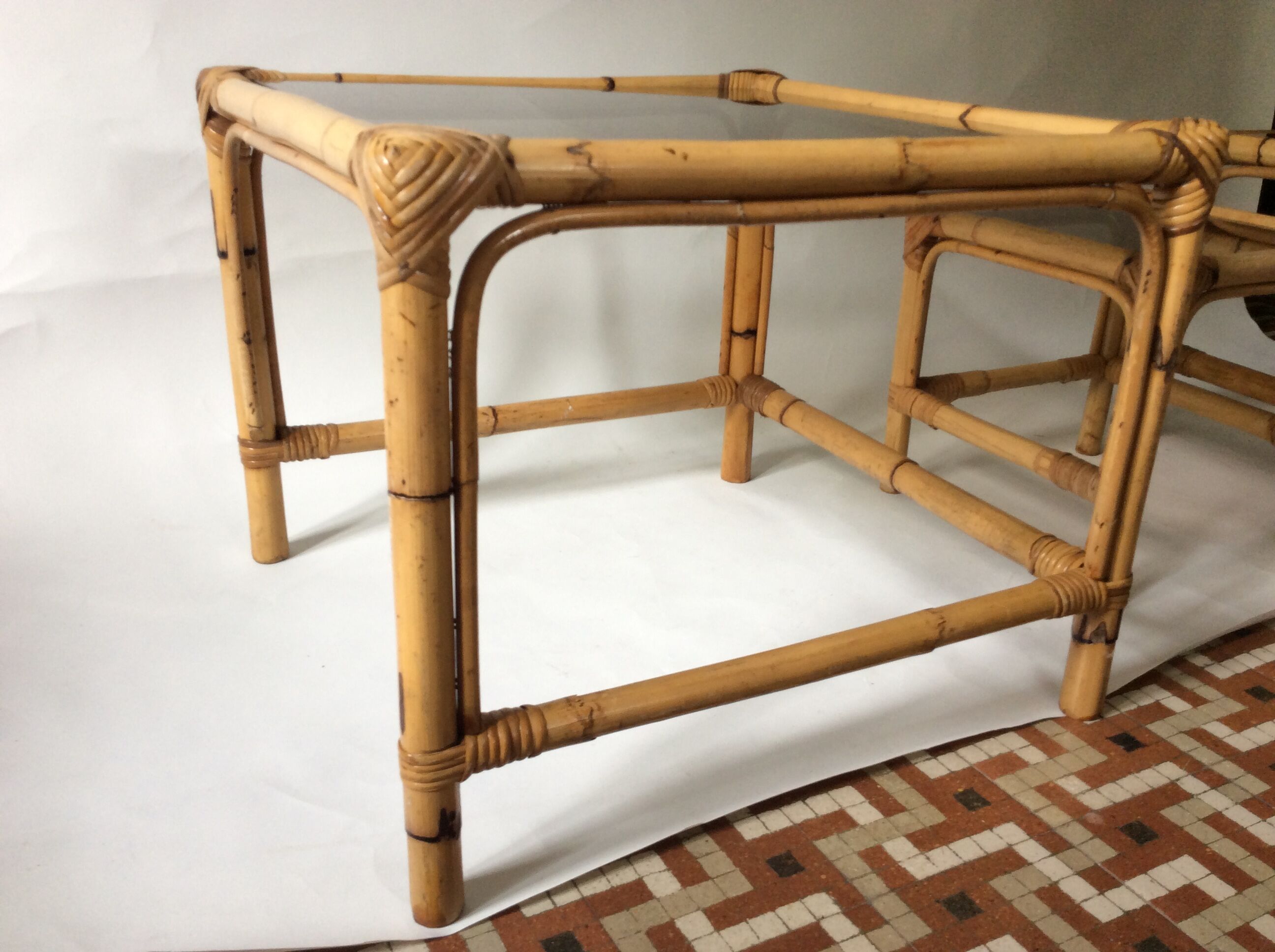 Trio de tables basses en rotin vintage