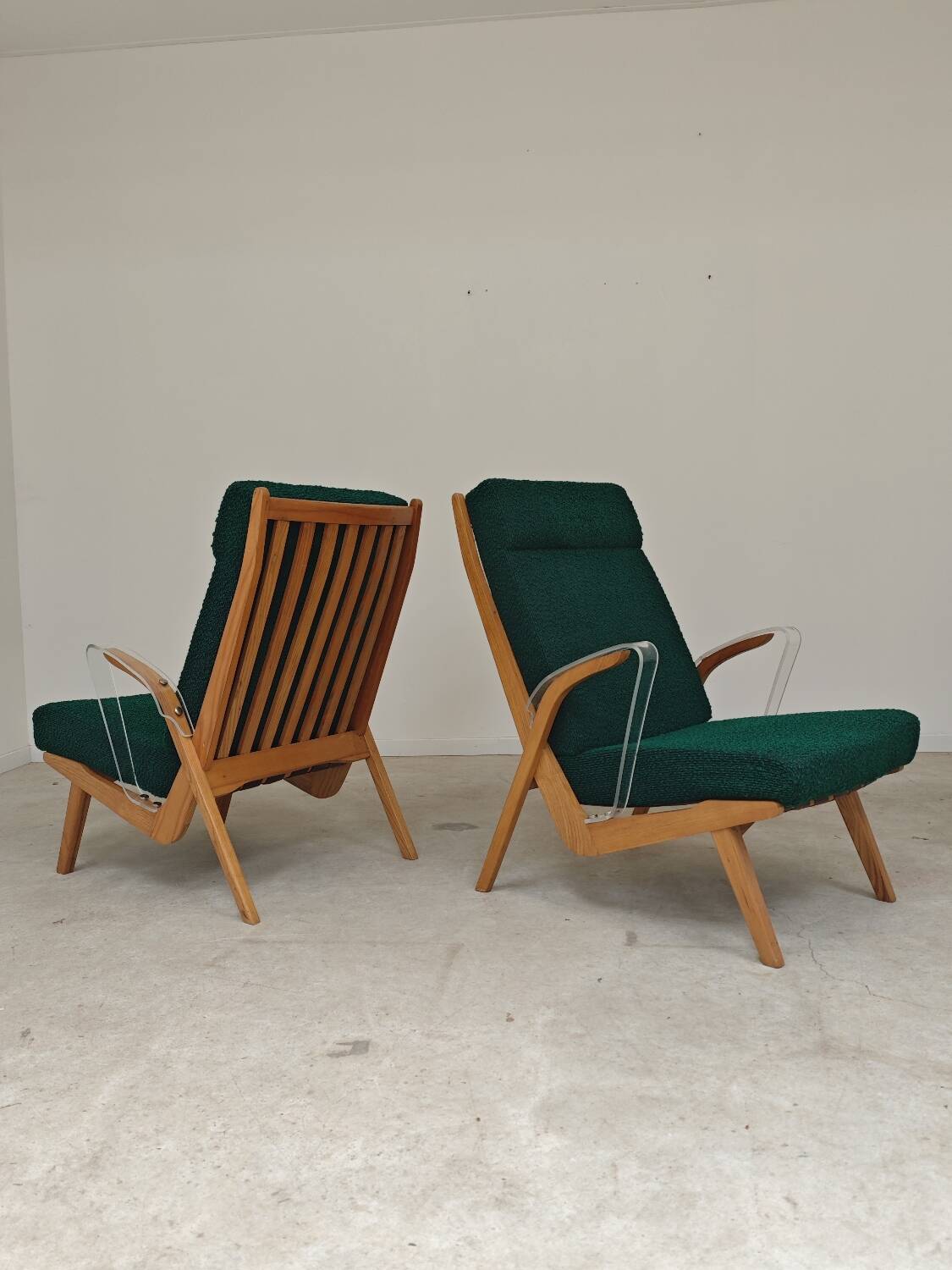 Paire de fauteuils ULUV bois et tissu vert bouclette