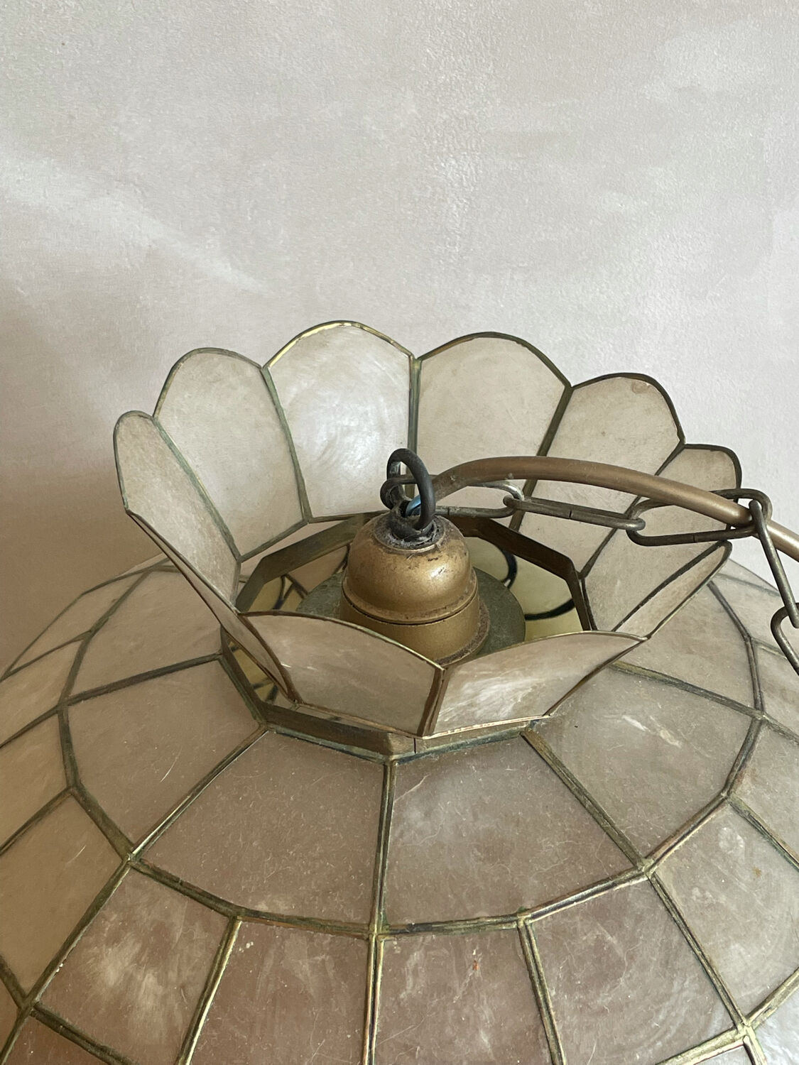 Mother-of-pearl and brass suspension