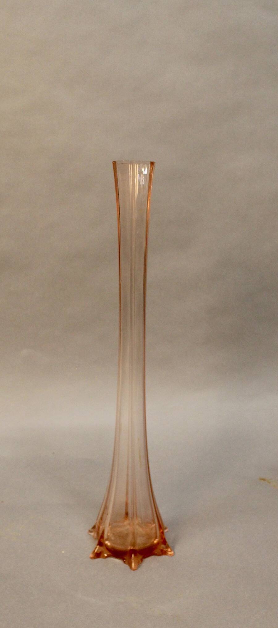 Vintage soliflore in pink glass with star-shaped base.