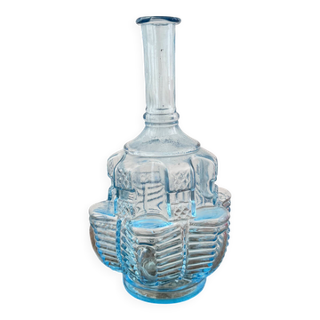 Carafe en verre bleu