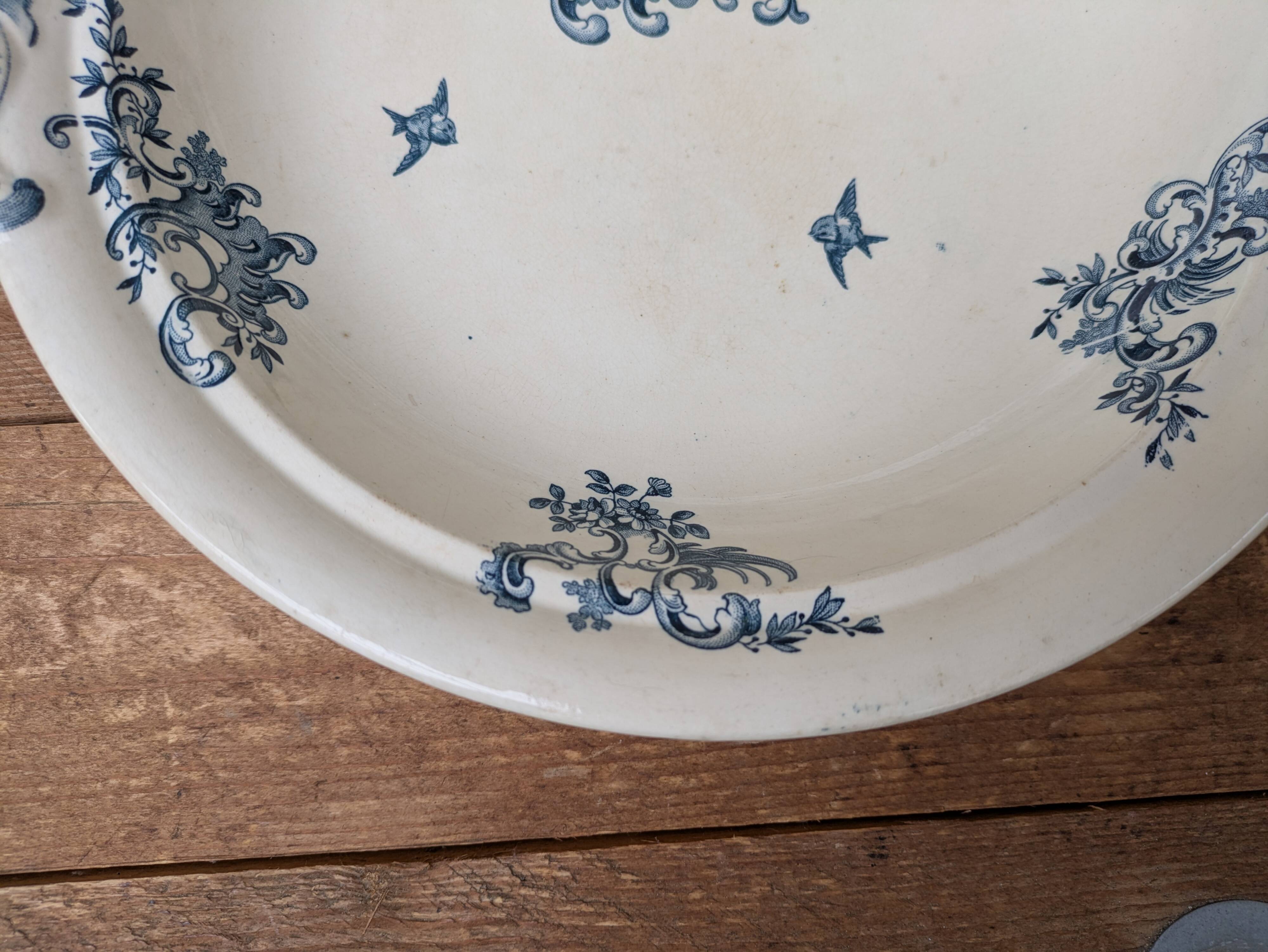 Shallow round plate Boch Frères model Regent with arabesque and foliage decoration.