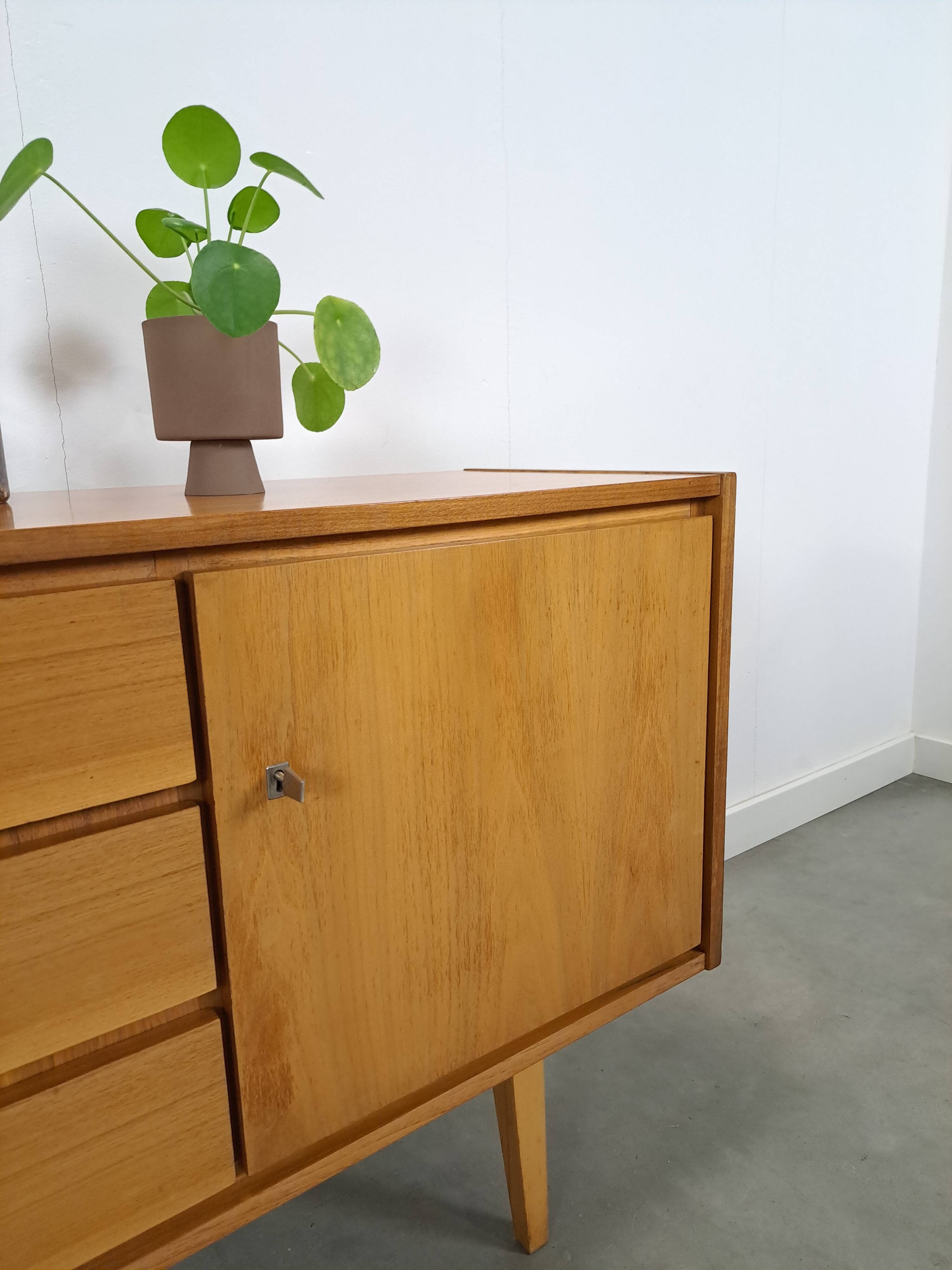 Mid-century notenhout fineer dressoir met 3 lades
