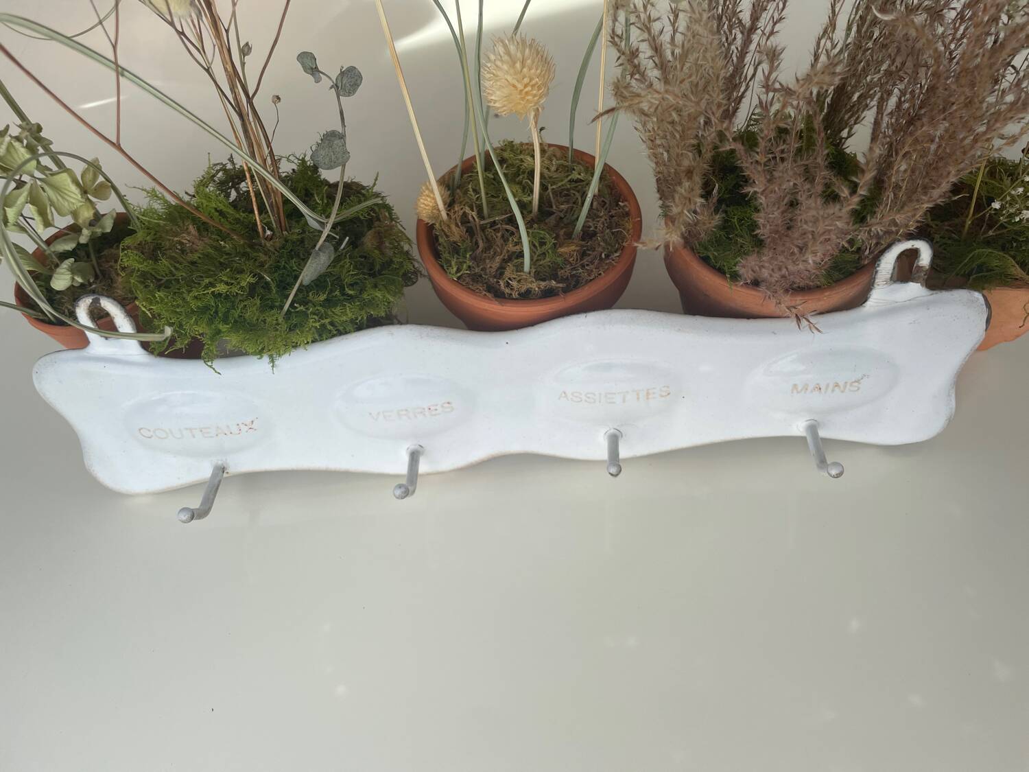 Enamelled sheet metal with inscriptions and hooks