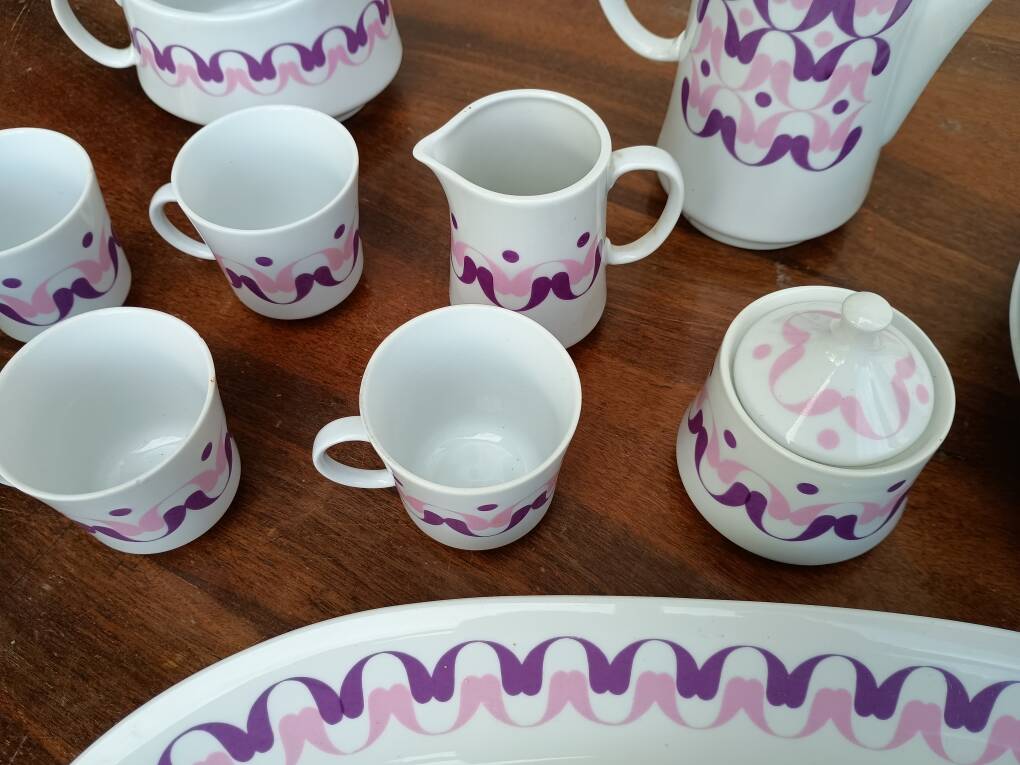 Alfoldi porcelain coffee service and serving dishes, 14 pieces, circa 1970.