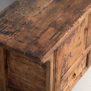 Buffet bas en orme à quatre portes et trois tiroirs – Chine, vers 1930