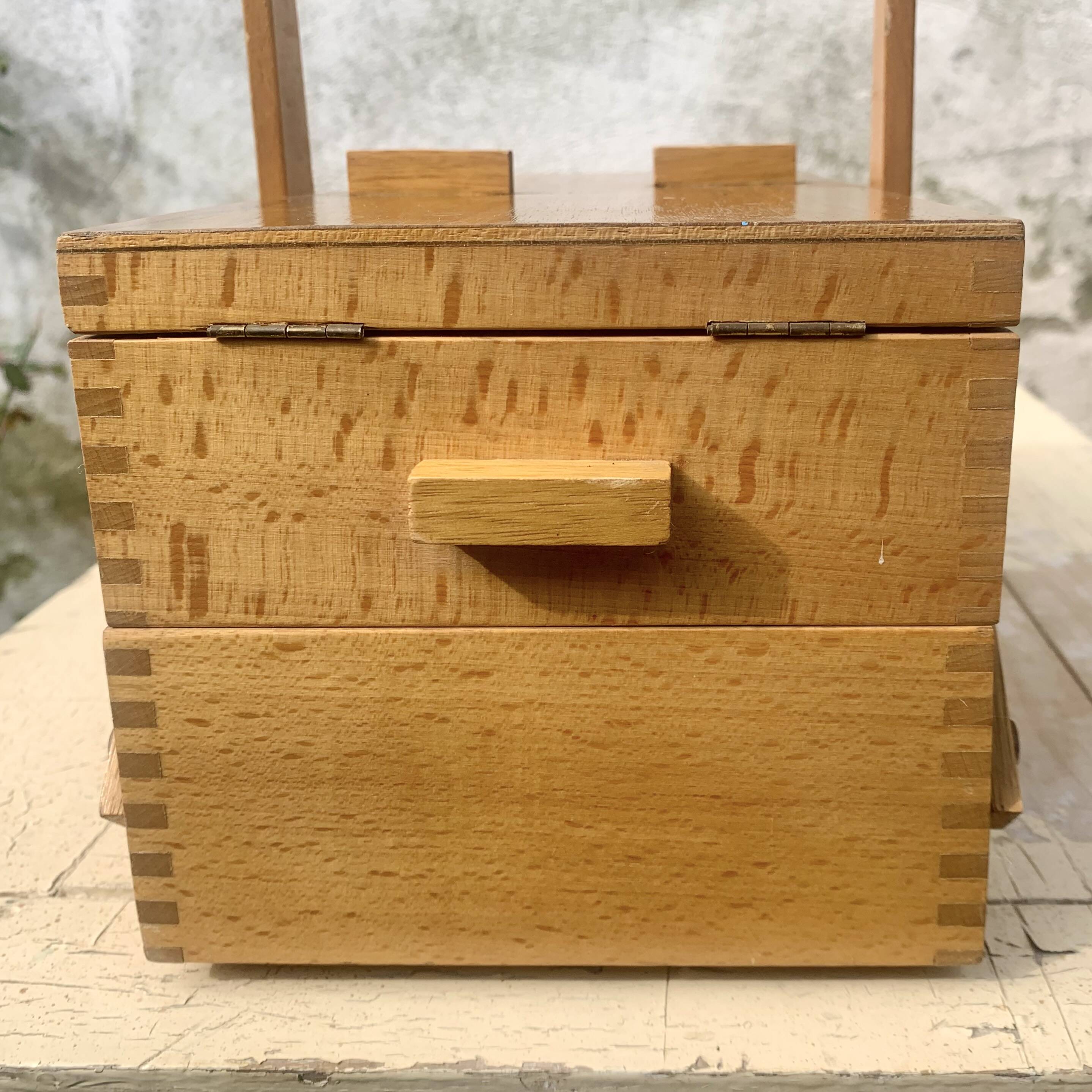Petite travailleuse en bois vintage