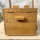 Petite travailleuse en bois vintage