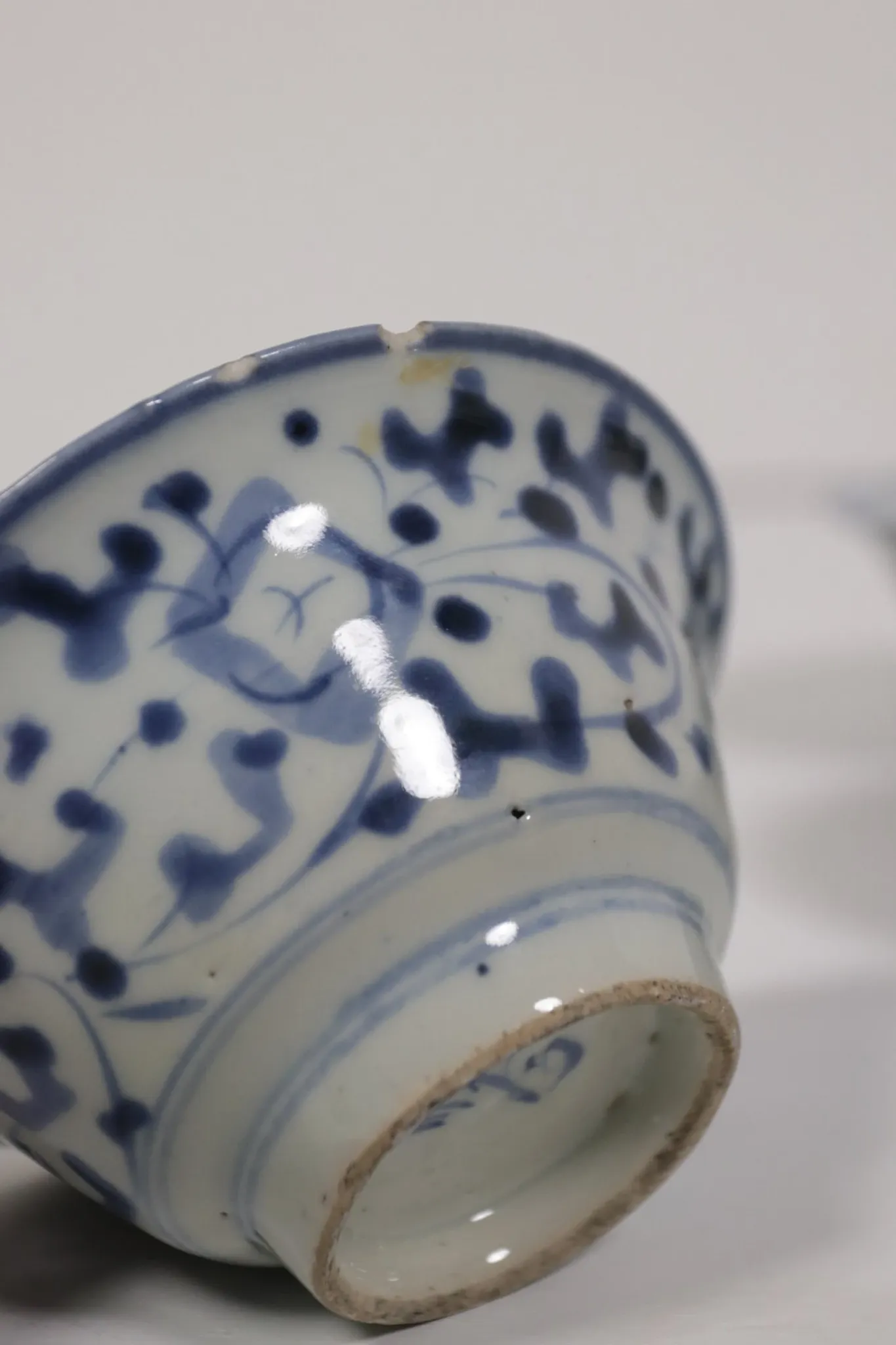Set of 4 Chinese blue and white bowls with lotus scrolls – 19th century