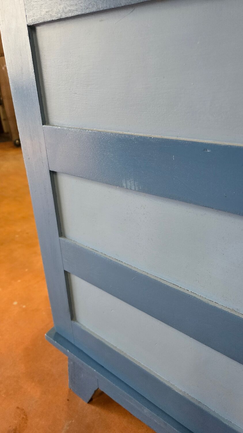 Buffet bas en bois peint bleu avec portes et tiroirs