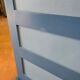 Buffet bas en bois peint bleu avec portes et tiroirs