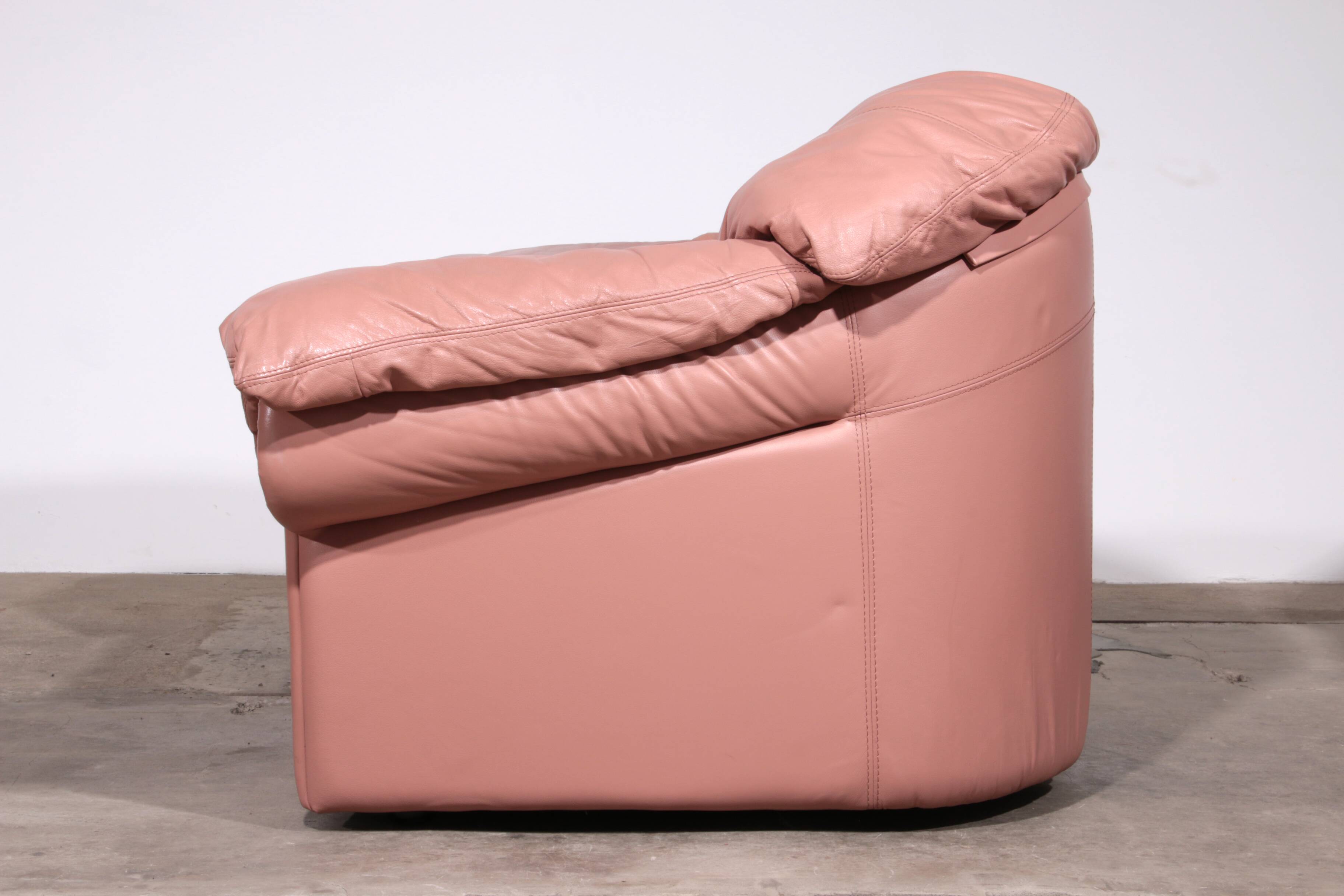 Ensemble de salon italien vintage – 4 pièces en cuir rose (années 1970)