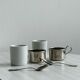 2 tasses en porcelaine avec supports en métal et petites cuillères.