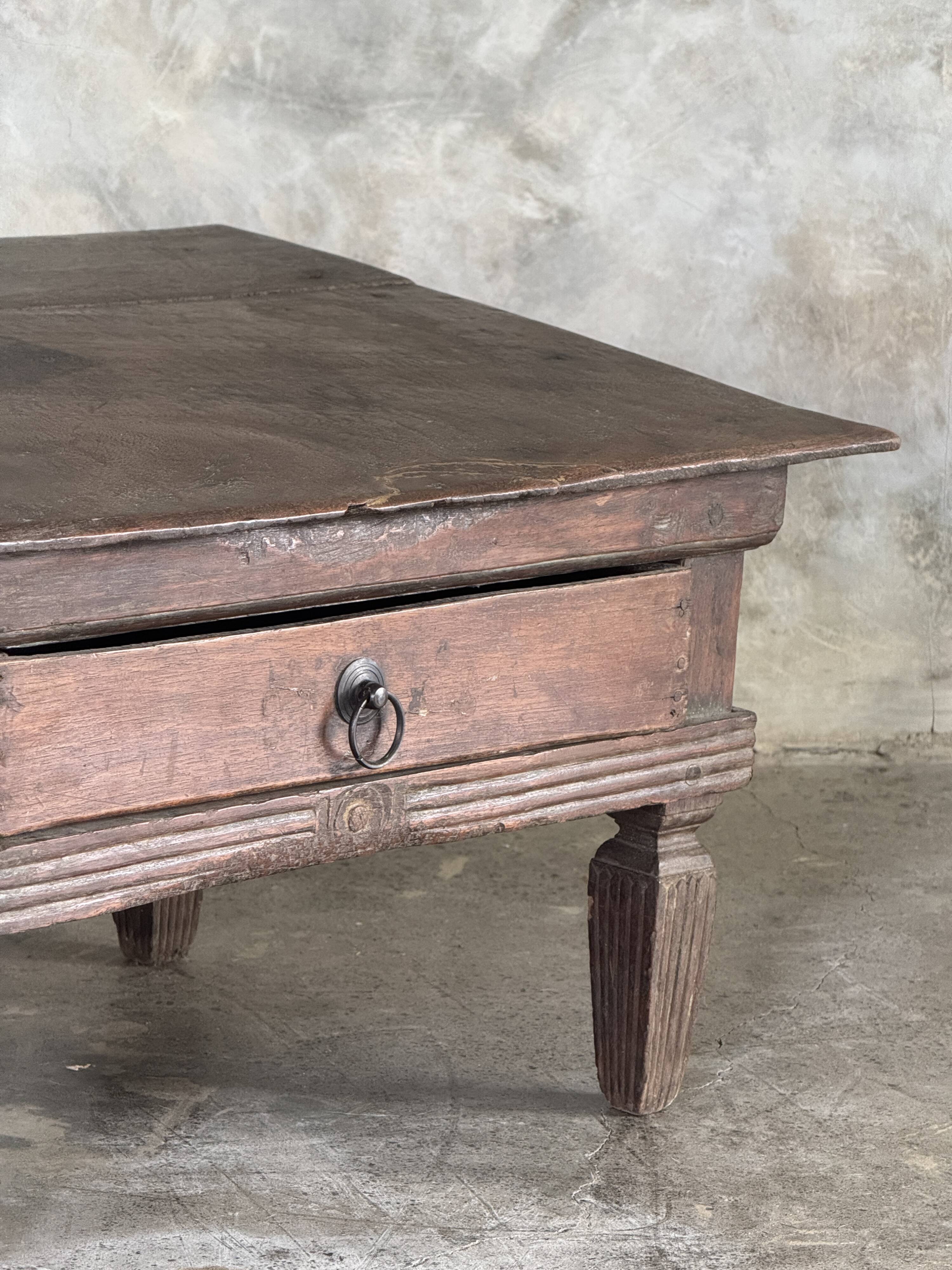 Petit écritoire table basse ancienne indonésienne en teck H33 40,5x55