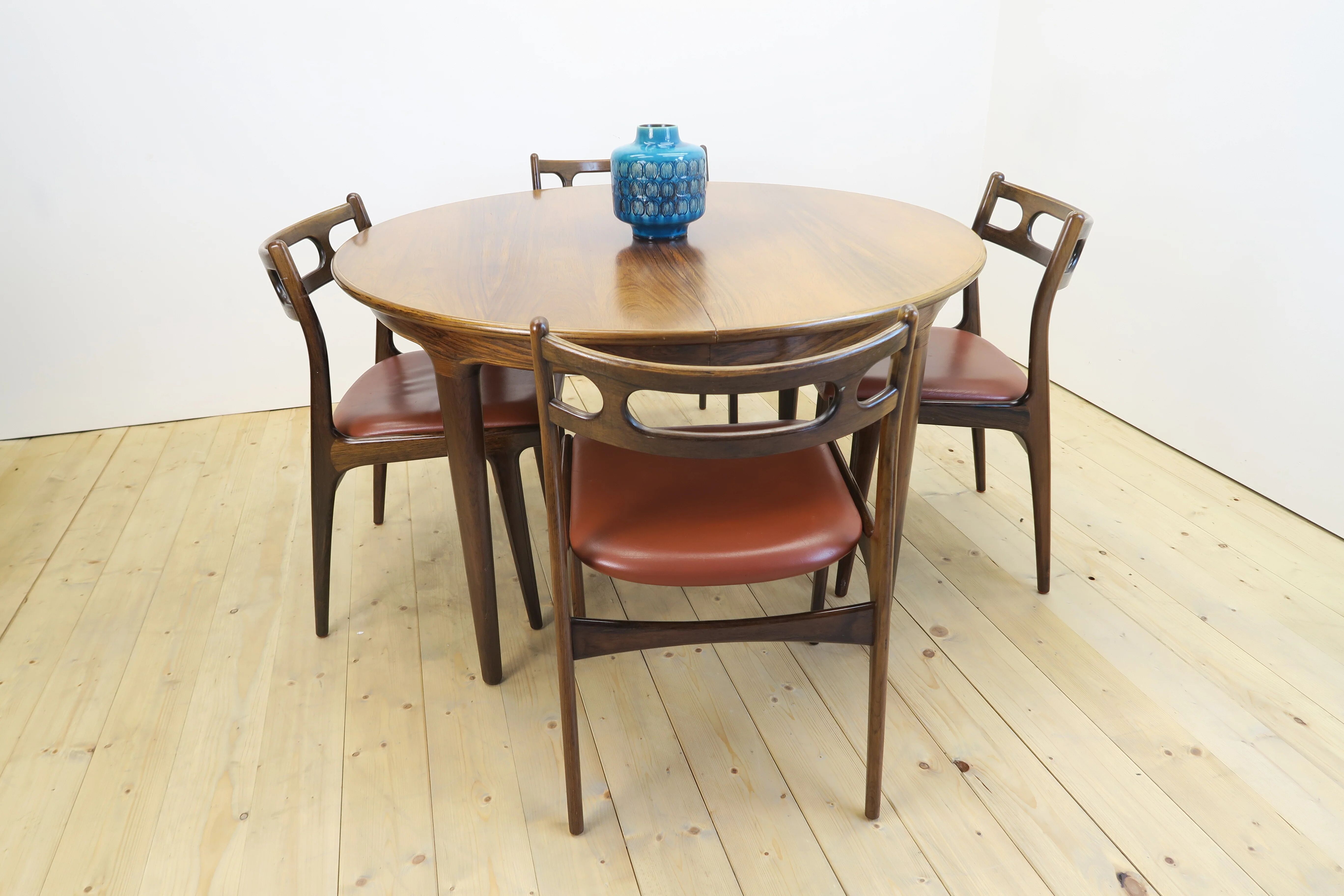 Dining room set in rosewood with table and 4 chairs, 1960s.