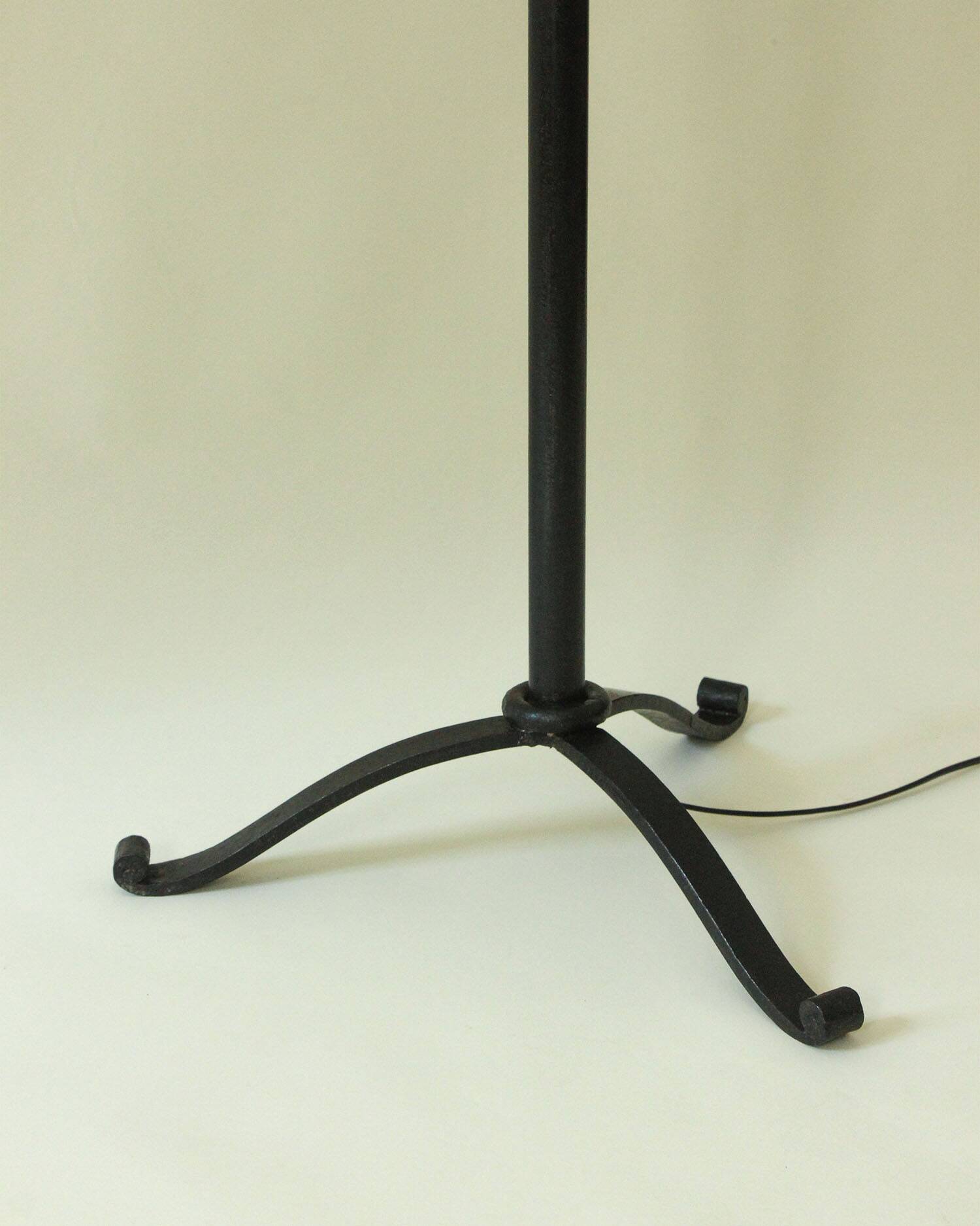 Neoclassical floor lamp in wrought iron