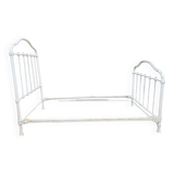 White metal bed “in its own juice” to be repainted