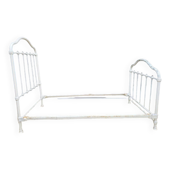 White metal bed “in its own juice” to be repainted