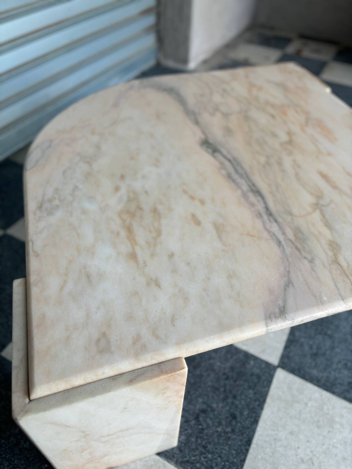 Table basse vintage en marbre rose